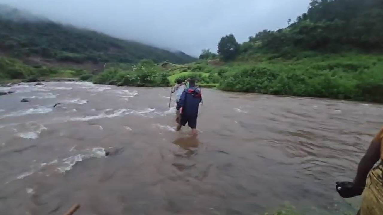 माणूस आजारी पडलं की याच ठिकाणी पालखीत टाकून त्याला घेऊन दवाखान्यात जातात. रस्त्यावरती किमान एक पूल असावा म्हणजे पाण्यातून तरी प्रवासाची ग्रामस्थांची सुटका होईल असं स्थानिकांना वाटतंय. 