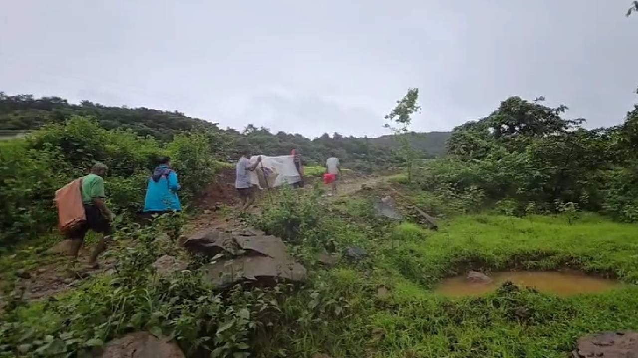 तीवरे गावात सध्या वृद्ध महिला आजारी आहे, तिला अधून मधून दवाखान्यात घेऊन जावं लागतं. पण  रस्ता नसल्यामुळे नागरिकांना डोलीत बसवून असा प्रवास करावा लागतो. 
