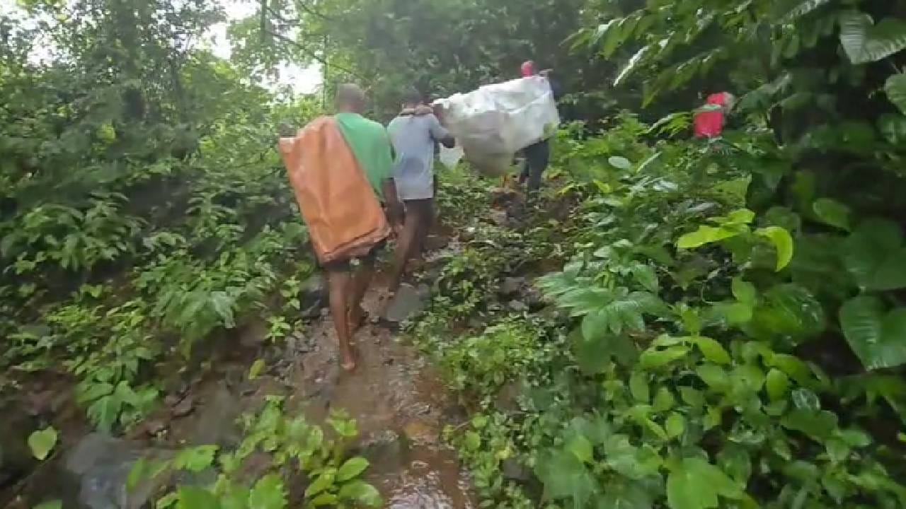 अशा पद्धतीने तयार केली जाते पालखी यालाच डोली म्हणतात. आणि या डोलीत टाकून चादरीत बांधून, डोली खांद्यावर घेऊन डोंगर कपाऱ्या तीन ते चार किलोमीटर पार करत आजीला दवाखान्यात घेऊन घेऊन जाण्याचा रोजचा उपक्रम सुरू आहे. 