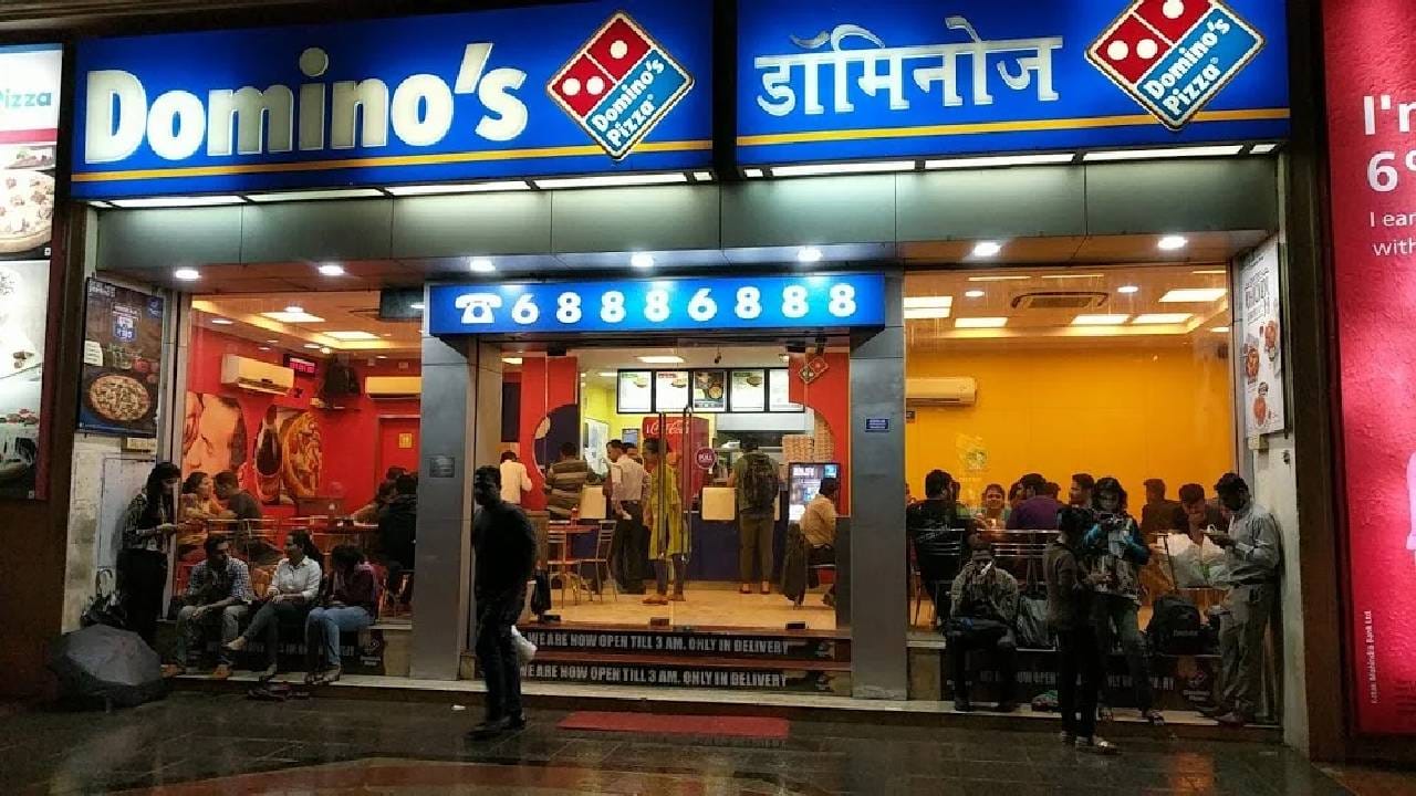 डोमिनोज म्हटले की, आपल्याला पिझ्झा, पास्ता दिसते. मात्र, डोमिनोज ही एक अमेरिकन कंपनी आहे. जवळपास सर्वच शहरांमध्ये डोमिनोजचा पिझा हा खाल्ला जातो. 