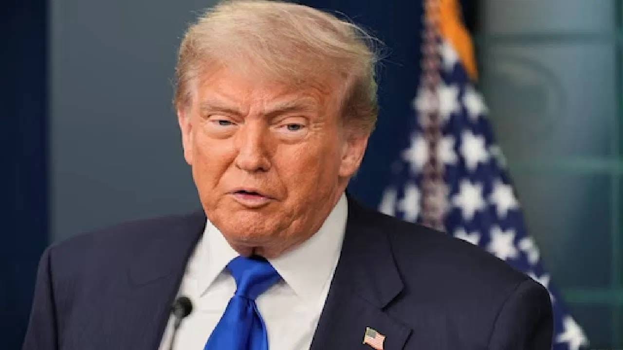 मध्यंतरी ट्रम्प यांनी जगप्रसिद्ध कंपनी Apple ला चीन, भारताऐवजी अमेरिकेत उत्पान प्लान्ट टाकायला सांगितला होता. पण Apple ने ट्रम्प यांच्या सूचनेकडे दुर्लक्ष केल्याच दिसत आहे.  Apple ने पुन्हा एकदा चीन आणि अमेरिका यांचा दबाव झुगारुन भारतात आपलं iPhone च प्रोडक्शन वाढवलं आहे. 