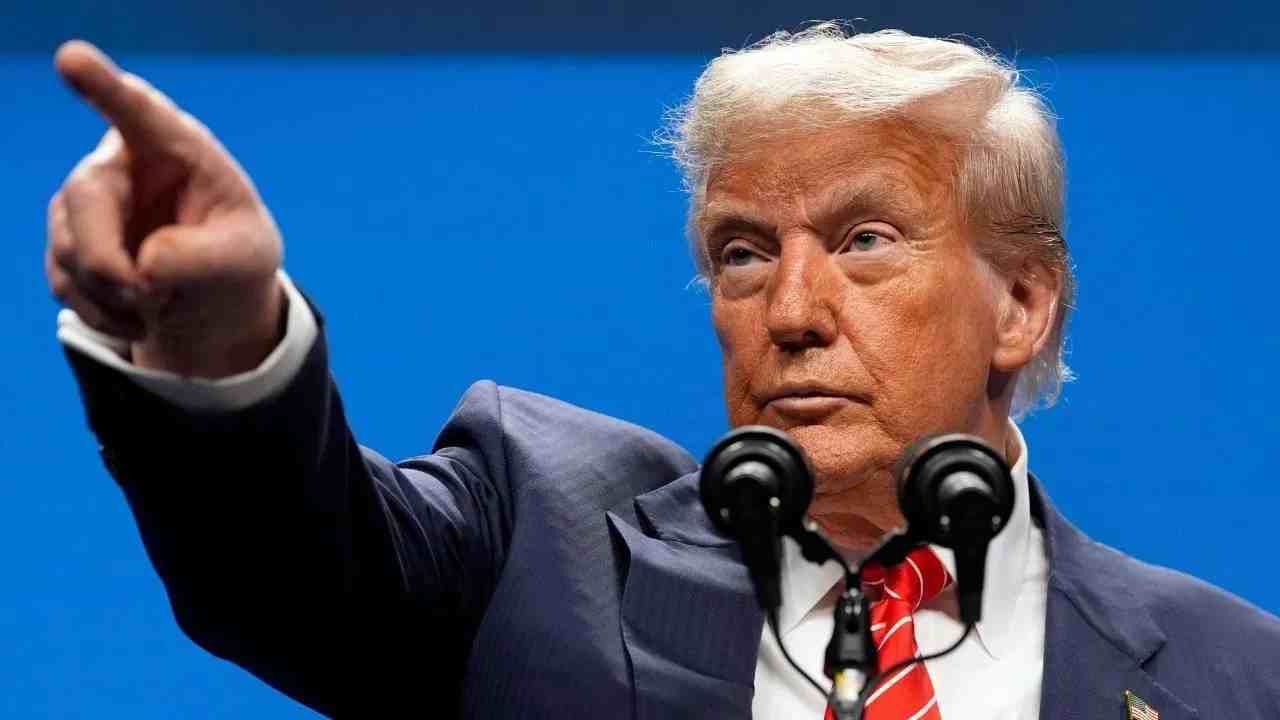 Donald Trump : डोनाल्ड ट्रम्प यांच्या नव्या धमकीने खळबळ, आता नव्या टॅरिफ मिसाईलचं संकट! Donald Trump : डोनाल्ड ट्रम्प यांच्या नव्या धमकीने खळबळ, आता नव्या टॅरिफ मिसाईलचं संकट!