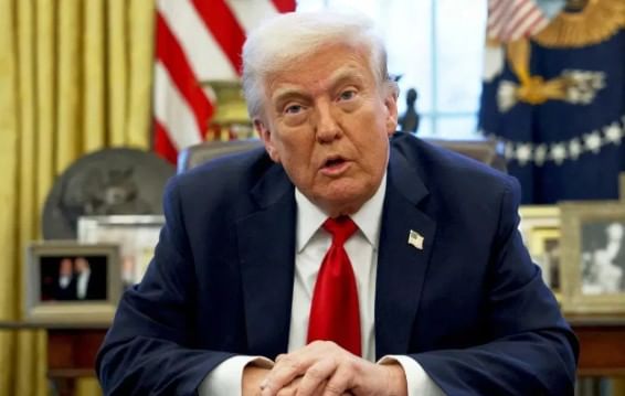 अमेरिकेचे राष्ट्राध्यक्ष डोनाल्ड ट्रम्प यांना चांगलाच झटका बसला आहे. अमेरिकेतील अपीलीय न्यायालयाने ट्रम्प यांच्याकडून लादण्यात आलेला वैश्विक टॅरिफ हा अवैध असल्याचे म्हटले आहे. न्यायालयाचा हा निर्णय म्हणजे ट्रम्प यांच्यासाठी मोठा धक्का असल्याचे बोलले जात आहे. 