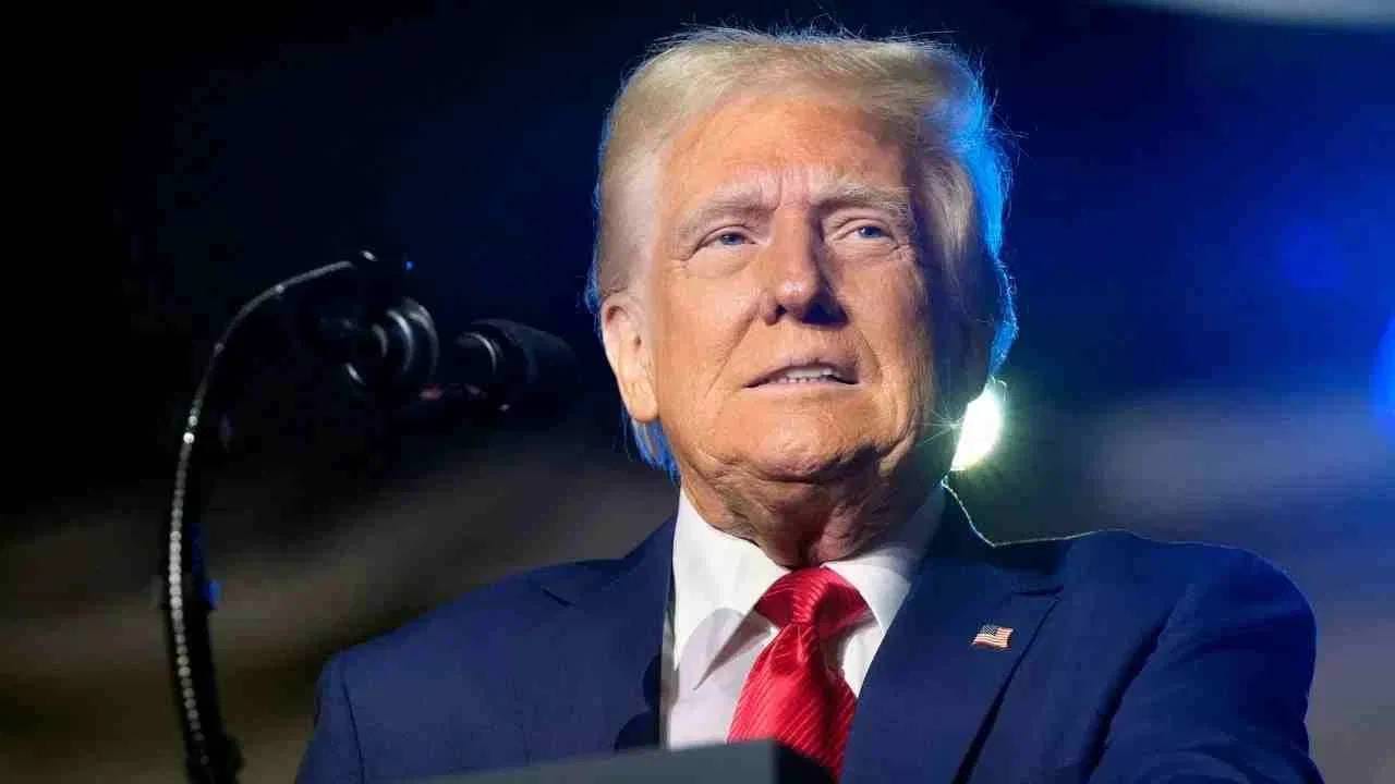 CNBC च्या एक रिपोर्टनुसार फॉक्सकॉनने बंगळुरुच्या देवनहल्ली येथे जवळपास 2.8 अब्ज डॉलरची  (25,000 कोटी रुपये) मोठी गुंतवणूक करुन प्लांट सुरु केलाय. सध्या iPhone-17 उत्पादन छोट्या प्रमाणात सुरु केलय. 