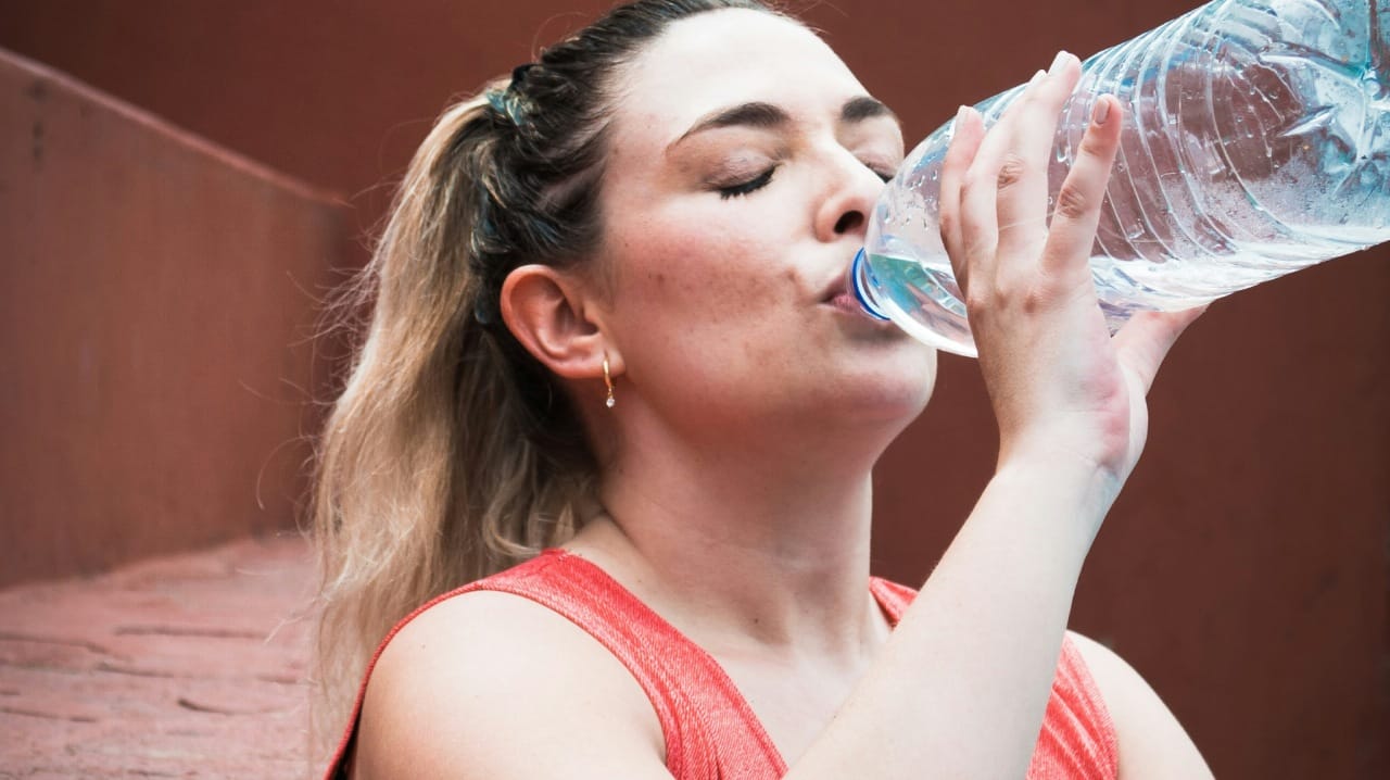 आयुर्वेदानुसार, ताजे आणि हंगामात उपलब्ध असणारे पदार्थ खाण्यावर भर द्या. रात्री हलके जेवा आणि लवकर जेवा, जेणेकरून झोपण्यापूर्वी पचनासाठी पुरेसा वेळ मिळेल. जास्त तेलकट किंवा जड पदार्थ खाऊ नका. यामुळे पचनसंस्थेवर ताण येतो, ज्यामुळे गॅस आणि ऍसिडिटी होऊ शकते. दुपारी भरपेट जेवा आणि रात्री हलके जेवा.