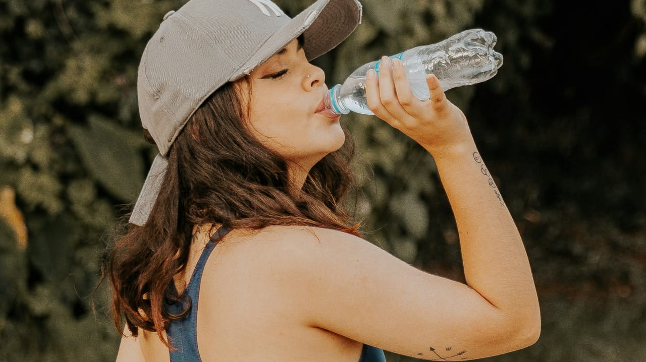 जेवताना शांत आणि आनंदी वातावरण ठेवा. राग, भीती किंवा ताण यांसारख्या नकारात्मक भावना पचनक्रियेवर वाईट परिणाम करतात. अन्न हळूहळू आणि चावून खाल्ल्याने पचन चांगले होते. यामुळे पाचक एन्झाइम्स सक्रिय होतात. तसेच पोटाच्या समस्या टाळता येतात.