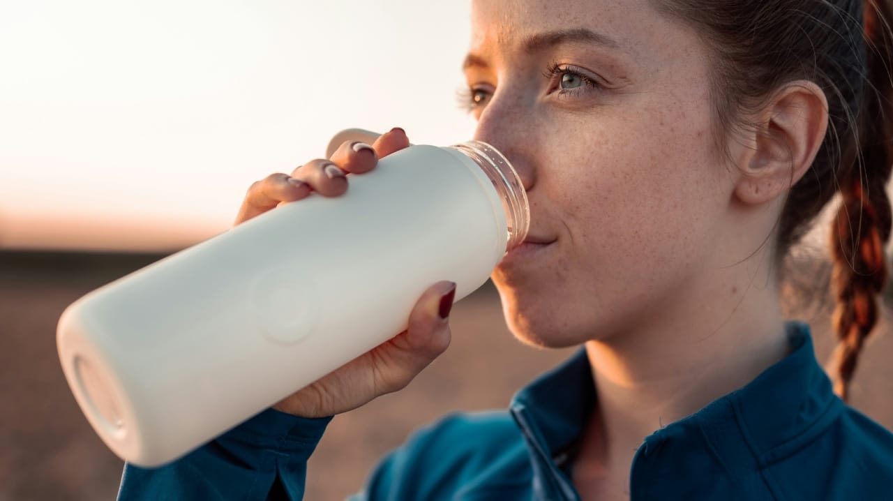 लगेच पाणी प्यायल्यास हे पाचक रस पातळ होतात. ज्यामुळे अन्न नीट पचत नाही. यामुळे गॅस, पोट फुगणे आणि अपचन यांसारख्या समस्या उद्भवू शकतात. जेवणानंतर लगेच पाणी पिण्याऐवजी ४० ते ४५ मिनिटांनी पाणी पिणे आरोग्यासाठी फायदेशीर मानले जाते.