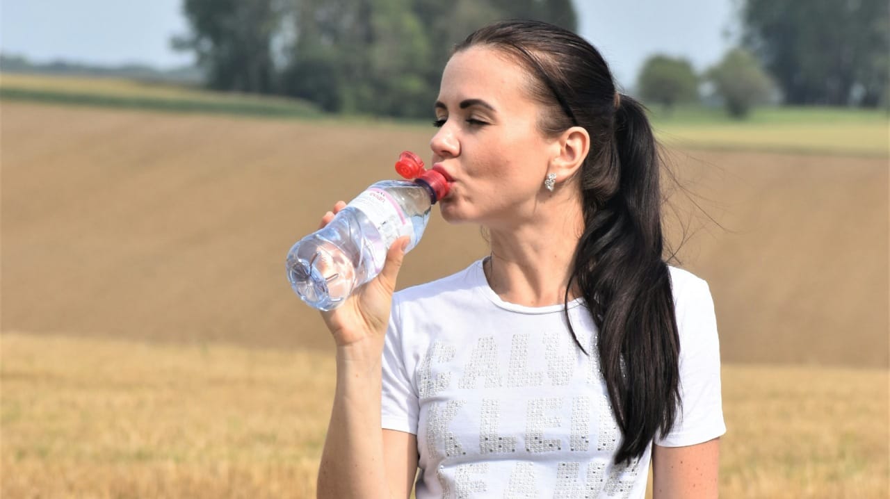 आयुर्वेद आणि इतर नैसर्गिक उपचार पद्धतींमध्ये जेवणानंतर लगेच पाणी पिणे टाळण्याचा सल्ला दिला जातो. जेवणानंतर लगेच पाणी प्यायल्यास पचनक्रिया मंदावते. जेवण पचवण्यासाठी शरीरातील पाचक रस आणि अग्नी सक्रिय होतात.