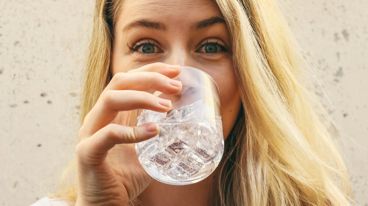 भूक लागल्यावर काहीतरी खाणे, आपण काय खात आहोत आणि त्याचे फायदे काय आहेत, याकडे अनेक जण फारसे लक्ष देत नाही. काहीही खाल्ल्यानंतर आपण लगेचच पाणी पितो. पण जेवणानंतर लगेच पाणी प्यायल्यास काय होते आणि पाणी पिण्याची योग्य वेळ कोणती, याबद्दल आज आपण जाणून घेणार आहोत.