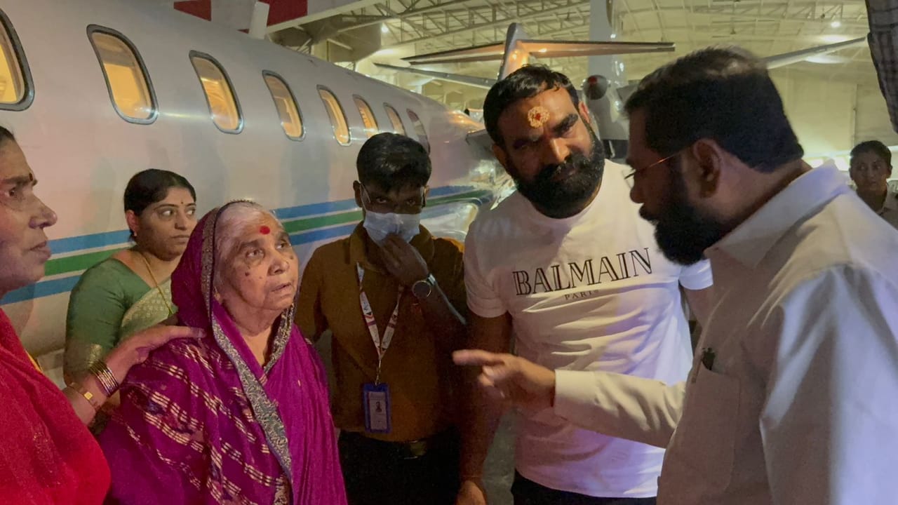 उपमुख्यमंत्री एकनाथ शिंदे हे त्यांच्या संवेदनशील स्वभावासाठी ओळखले जातात, त्यांच्या याच संवेदनशील स्वभावाचा प्रत्यय शिवसेना आमदार संतोष बांगर यांना अनुभवायला मिळाला. 