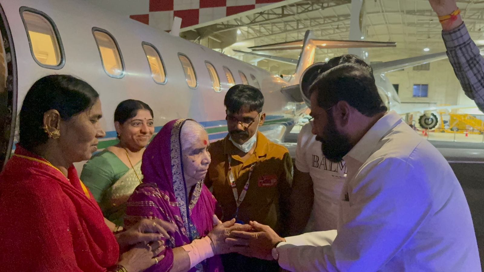 त्यामुळे हिंगोली येथील डॉक्टरांनी त्यांना तातडीने पुढील उपचारांसाठी मुंबईला नेण्याचे सुचवले. त्यामुळे बांगर यांनी तत्काळ फोन करून शिंदे यांच्या कानावर ही बाब घातली