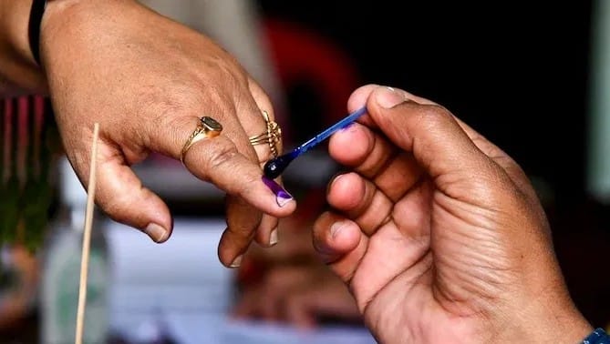 दाखवण्यात आलेल्या पीपीटीत निवडणूक आयोगाचे आकडे नाहीत. चुकीचे आकडे दाखवून पोलिंग ऑफिसरनेच एका महिलेने दोन वेळा मतदान केल्याचे सांगितल्याचा दावा करणे चुकीचे आहे. अशा प्रकारच्या गंभीर विषयांत शपथपत्राशिवाय निवडणूक आयोग काम करणार नाही, असं निवडणूक आयुक्तांनी ठणकावून सांगितलं. 