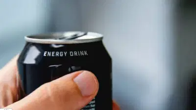 Gen Z ची आवडती एनर्जी ड्रिंक खरंच आरोग्यासाठी चांगली आहे का? कूल दिसण्याआधी सत्य जाणून घ्या