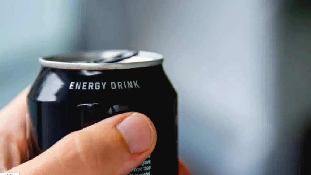 Gen Z ची आवडती 'एनर्जी ड्रिंक' खरंच आरोग्यासाठी चांगली आहे का? कूल दिसण्याआधी सत्य जाणून घ्या Gen Z ची आवडती 'एनर्जी ड्रिंक' खरंच आरोग्यासाठी चांगली आहे का? कूल दिसण्याआधी सत्य जाणून घ्या