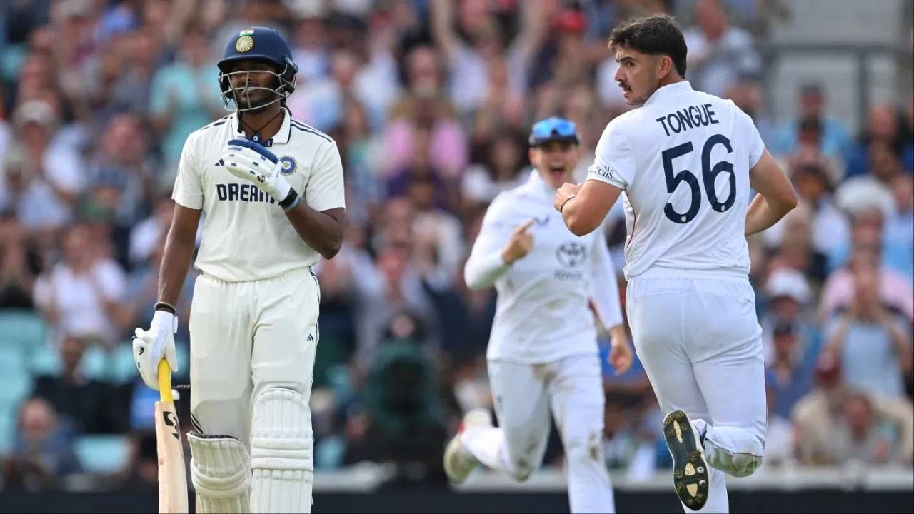 ENG vs IND : डोकं गरम असताना नको ते बोलला, पॅव्हेलियनकडे निघालेला साई मागे फिरला आणि...VIDEO ENG vs IND : डोकं गरम असताना नको ते बोलला, पॅव्हेलियनकडे निघालेला साई मागे फिरला आणि...VIDEO