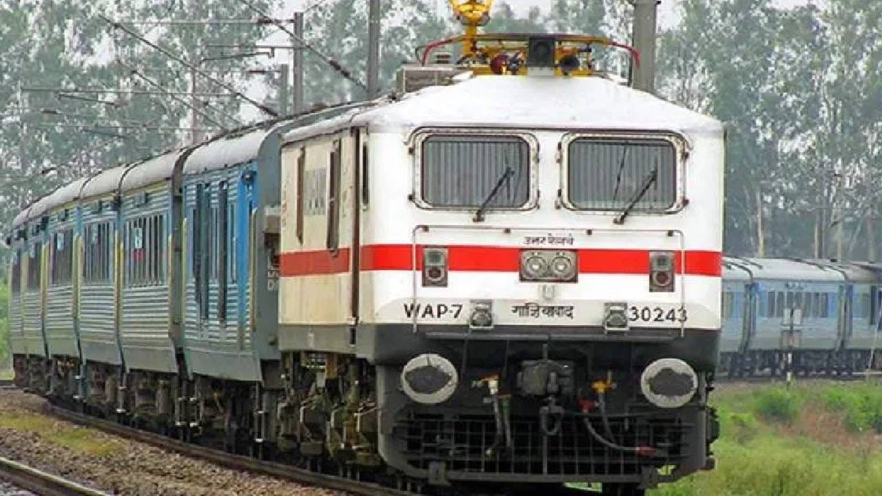 आपण सगळेच ट्रेनने कधी ना कधी प्रवास करतो, प्रत्येक डब्यात प्रवशांसाठी वॉशरून, टॉयलेट असतं. पण ट्रेनच्या इंजिनमध्ये टॉयलेट असतं की नाही असा प्रश्न तुम्हाला कधी पडला आहे का? जर तुम्हाला उत्तर माहित नसेल, तर या हे नक्की वाचा. (photos : Social Media)   