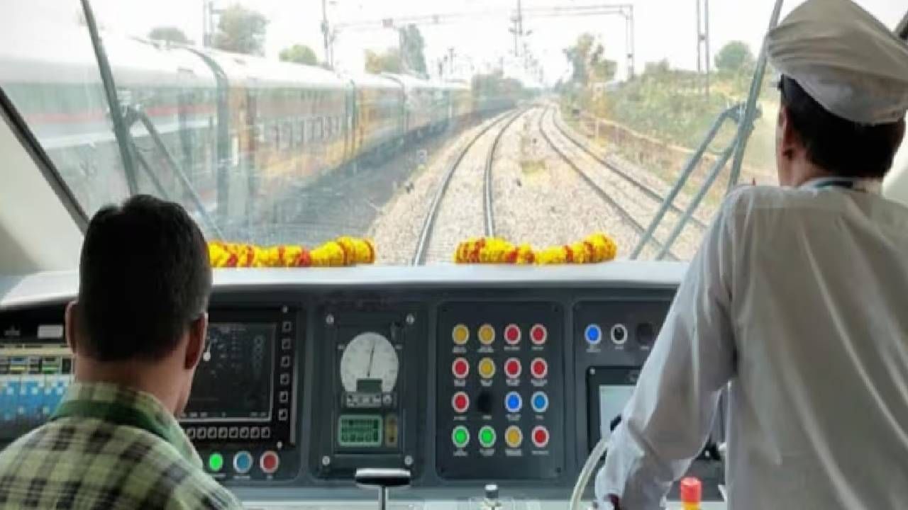 खरं तर, ट्रेनच्या इंजिनमध्ये कोणत्याही प्रकारचे शौचालय नसते, इंजिनमध्ये फक्त एक मेकॅनिज्म सिस्टीम असते. लोको पायलटला बसण्यासाठी फक्त एक सीट असते. याशिवाय इंजिनमध्ये लोको पायलटसाठी कोणतीही सुविधा नसते .  मग असा प्रश्न पडणे स्वाभाविक आहे की इमर्जन्सी सिच्युएशनमध्ये ड्रायव्हर काय करत असेल?