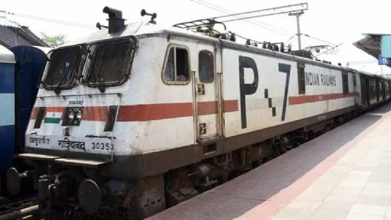 निवृत्त रेल्वे अधिकारी म्हणाले की, इंजिनमध्ये टॉयलेट नसल्यामुळे त्यांना लांब पल्ल्याच्या प्रवासादरम्यान आणि उन्हाळ्यात अनेकदा समस्यांना तोंड द्यावे लागते. याबद्दल काही करावं अशी मागणी केली जात आहे.  