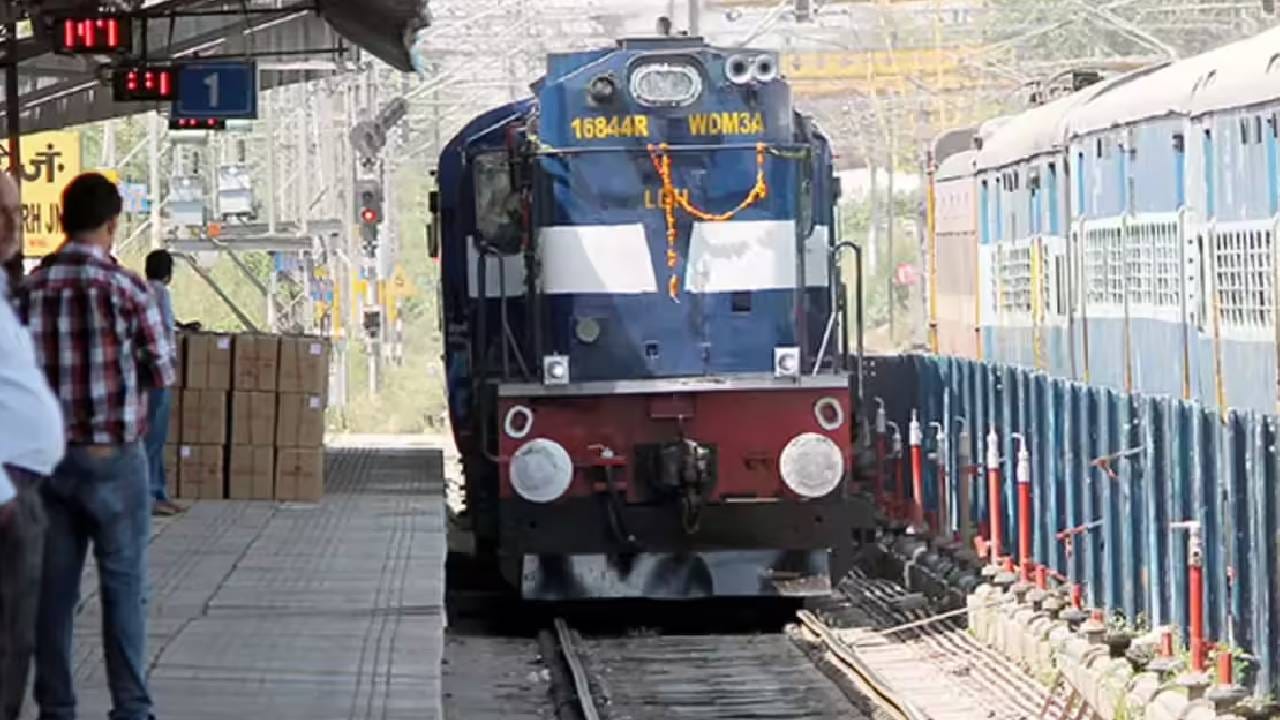 काही नवीन आणि आधुनिक इंजिनमध्ये टॉयलेट बसवण्याचा मुद्दा अनेकदा विचारात घेण्यात आला असला तरी रेल्वे देखील यावर विचार करत आहे. यामुळे लोको पायलटना निश्चितच दिलासा मिळेल, ज्यासाठी रेल्वे देखील योजना आखत आहे.