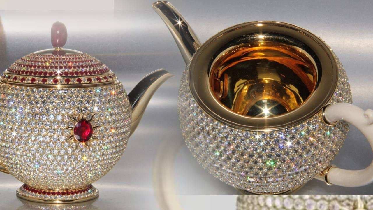 जर तुम्हाला चहा आवडत असेल, तर तुम्हाला त्याची किंमत नक्कीच माहीत असेल. बिहार आणि यूपीच्या काही भागांत चहाला ‘चाह’ म्हणतात. खरं तर, असं म्हणतात की चहा फक्त चहा नाही, तर तो एक चाहत आहे, ज्याशिवाय दिवसाची सुरुवात अपूर्ण वाटते. अनेकांना चहा घेतल्याशिवाय ताजेतवाने वाटत नाही. तज्ज्ञांचं म्हणणं आहे की, इसवी सन पूर्व 2737 च्या सुमारास म्हणजेच जवळपास, एका चिनी सम्राटाने चहाचा शोध लावला होता. खरं तर, चहाची पानं चुकून उकळत्या पाण्यात पडली होती आणि ती प्यायल्यानंतर सम्राटाला त्याची चव खूप आवडली होती. चहाचा शोध जरी चीनमध्ये लागला असला, तरी आज भारत आणि जपानमध्ये याला सर्वाधिक पसंती मिळते.