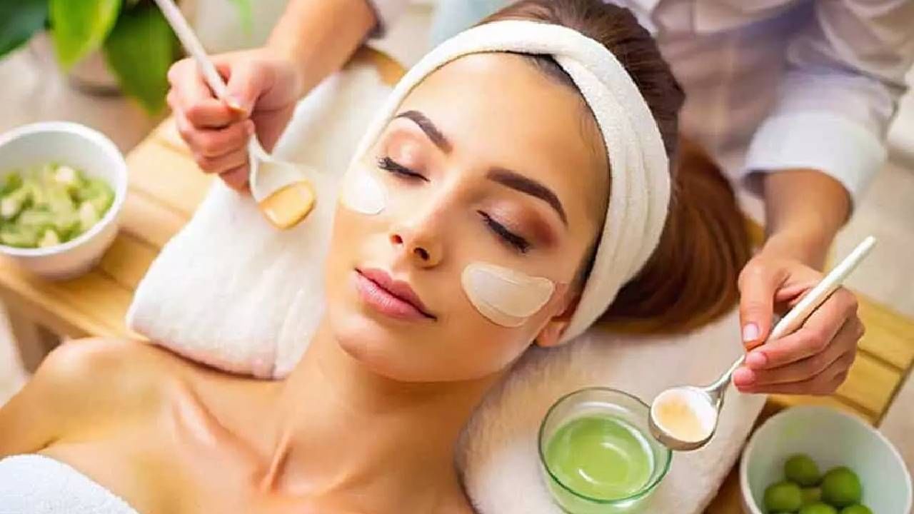 पावसाळ्यात निस्तेज आणि तेलकट झालेली त्वचा चमकदार बनवण्यासाठी 'हे' 5 घरगुती फेस मास्क करा ट्राय पावसाळ्यात निस्तेज आणि तेलकट झालेली त्वचा चमकदार बनवण्यासाठी 'हे' 5 घरगुती फेस मास्क करा ट्राय