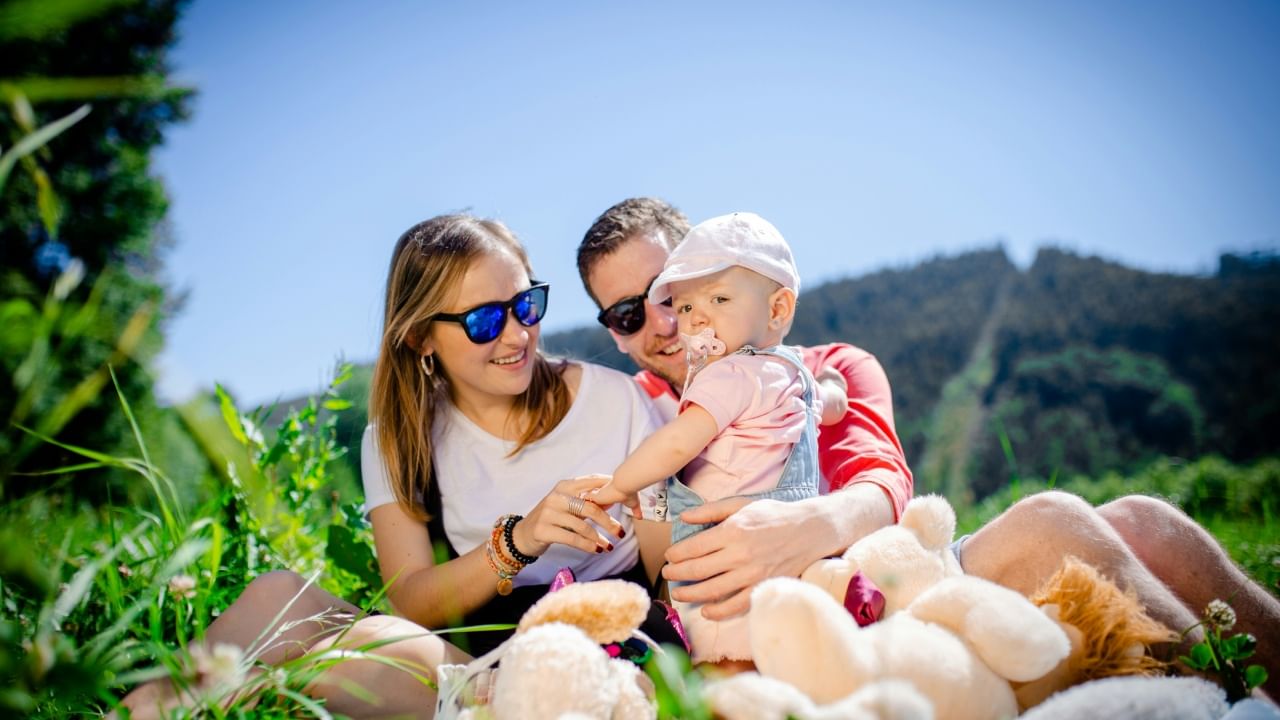 पण, आचार्य चाणक्य यांच्या मते, काही गोष्टी अशा असतात, ज्या आपल्या अगदी जवळच्या नातेवाईकांना कधीही सांगू नयेत. कारण यामुळे अनेक समस्या निर्माण होऊ शकतात.