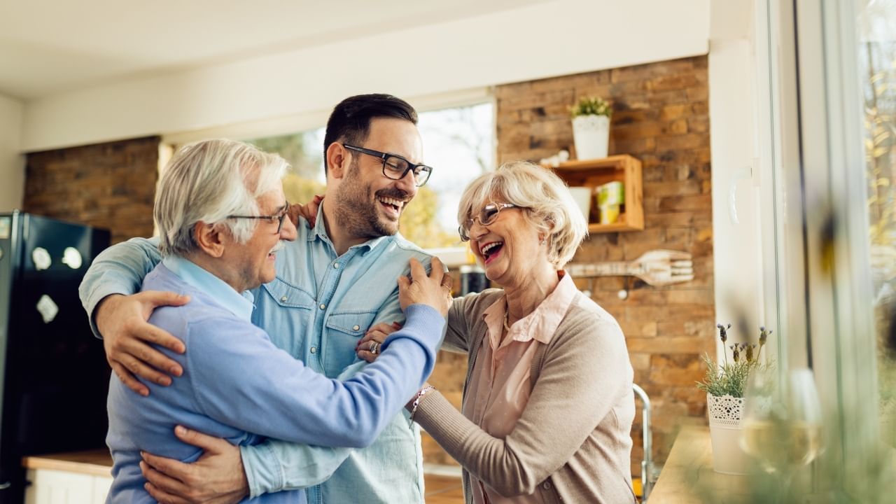 ज्याप्रमाणे आपल्याकडे असलेल्या संपत्तीची माहिती गुप्त ठेवावी, त्याचप्रमाणे आपल्या आर्थिक समस्या किंवा कर्जाबद्दलही कोणालाही सांगू नये. अनेकदा लोक निराशेमुळे किंवा सहानुभूतीच्या अपेक्षेने आपल्या आर्थिक अडचणी इतरांना सांगतात.