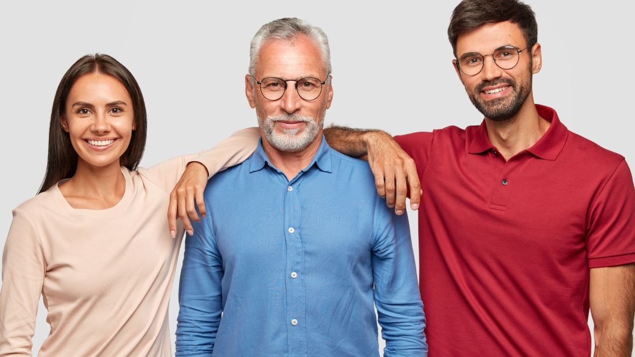 यामुळे तुमच्या आणि त्यांच्या नात्यात दुरावा निर्माण होऊ शकतो. तसेच, जेव्हा तुम्ही अडचणीत असाल आणि तुम्हाला गरज असेल तेव्हा कोणीही तुमच्या मदतीला येणार नाही, कारण त्यांना वाटतं की तुमच्याकडे स्वतःचा पुरेसा पैसा आहे. तुमच्या पैशाची माहिती गुप्त ठेवल्याने तुम्ही अनेक अनावश्यक समस्यांपासून वाचू शकता.