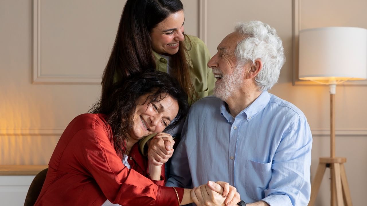 चाणक्य सांगतात की तुमच्याकडे किती पैसा आहे, हे कधीही कोणालाही सांगू नये, अगदी जवळच्या मित्र किंवा नातेवाईकांनाही नाही. जेव्हा लोकांना कळते की तुमच्याकडे खूप पैसा आहे, तेव्हा काही लोक तुमच्याकडे मदतीच्या नावाखाली फसवणूक करण्याचा प्रयत्न करतात, तर काहीजण तुमचा द्वेष करतात.