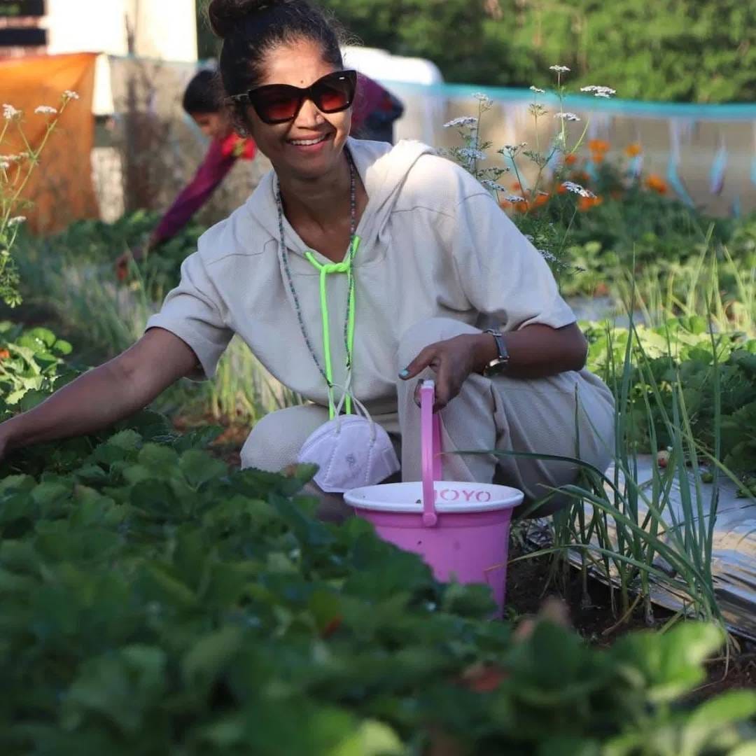 मीडियासोबत बोलताना रतन म्हणाला की, वडिलांच्या मृत्यूच्यावेळी आयुष्यातील सर्वात वाईट वेळेचा सामना केला. याचा सामना करण्यासाठी मानसोपचार तज्ञाकडे सुद्धा गेलेली. याच दरम्यान तिने मुंबई सोडून गावी स्थायिक होण्याचा निर्णय घेतला. तिथे तिने गावच्या लोकांसोबत शेतीची काम सुरु केली. चुलीवर जेवण सुद्धा बनवलं. आता गावातच राहतेय. 