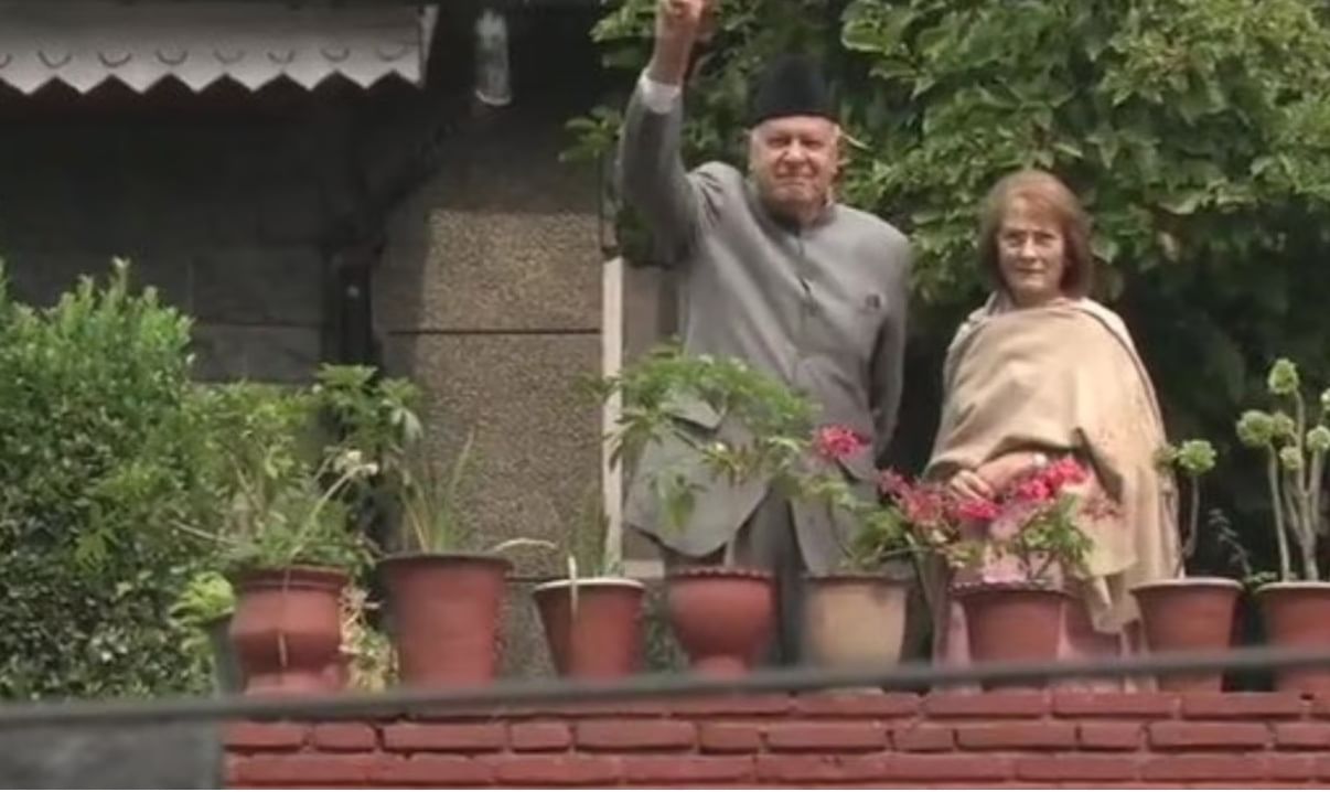 जम्मू-कश्मीरचे माजी मुख्यमंत्री फाऊक अब्दुल्ला यांचे नाव देखील यादीत आहे.त्यांनी १९६८ ब्रिटीश मूळ असलेल्या नर्स मॉली यांच्याशी विवाह केला. मॉली नेहमीच राजकीय क्षेत्रात फारुक यांच्यासोबत राहिल्या. 