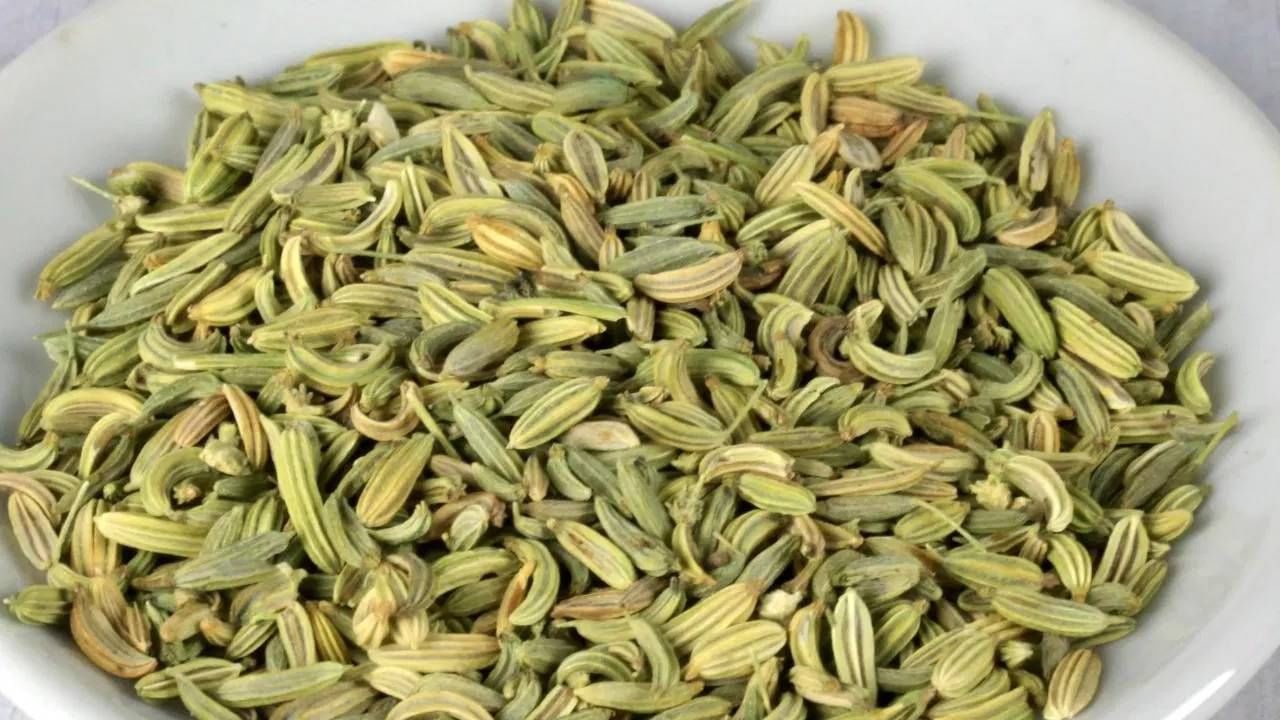 बडीशेप खाणे अधिक फायदेशीर आहे की, बडीशेपचे पाणी पिणे अधिक फायदेशीर आहे हे आपण जाणून घेणार आहोत. बडीशेप कायमच रात्रभर भिजत ठेवा. 