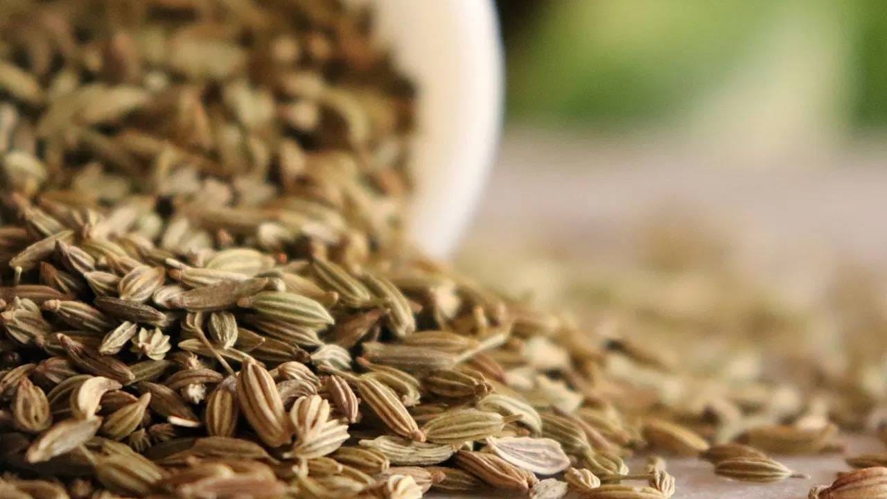  रात्रभर बडीशेपला पाण्यात भिजत ठेवा आणि सकाळी उठून त्याचे पाणी प्या. यामुळे आरोग्याच्या अनेक समस्या दूर होण्यास मदत होते. बडीशेप खाणे देखील फायदेशीर आहे पण त्यापेक्षा त्याचे पाणी पिणे 