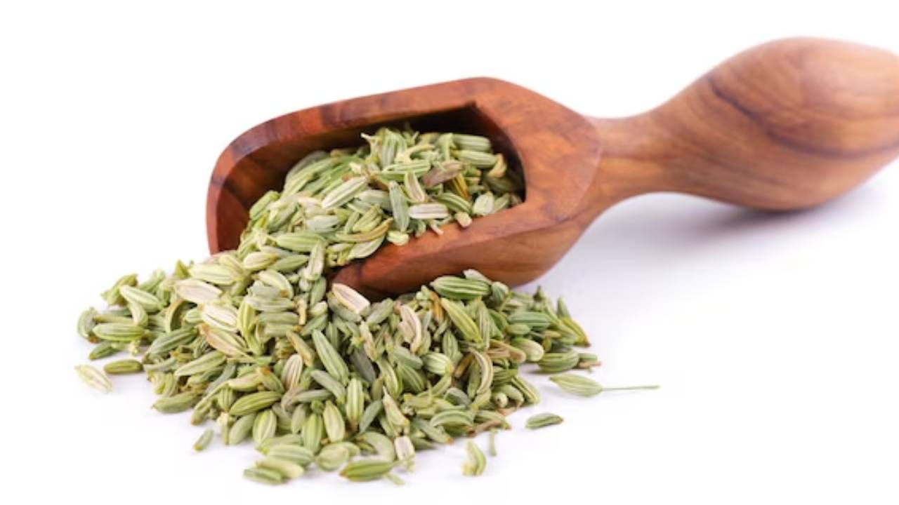 बडीशेप पचन क्रिया सुधारण्यास मदत करते. तसेच तोंडाची दुर्गंधी दूर करते. वजन कमी करण्यास देखील बडीशेप फायदेशीर आहे. रक्तदाब आणि कोलेस्टेरॉलची पातळी कमी करण्याचं काम करते , असं आरोग्यतज्ज्ञ सांगतात. तसेच पोटफुगी आणि गॅससारख्या समस्यांपासून आराम देते. (Photo- Freepik)