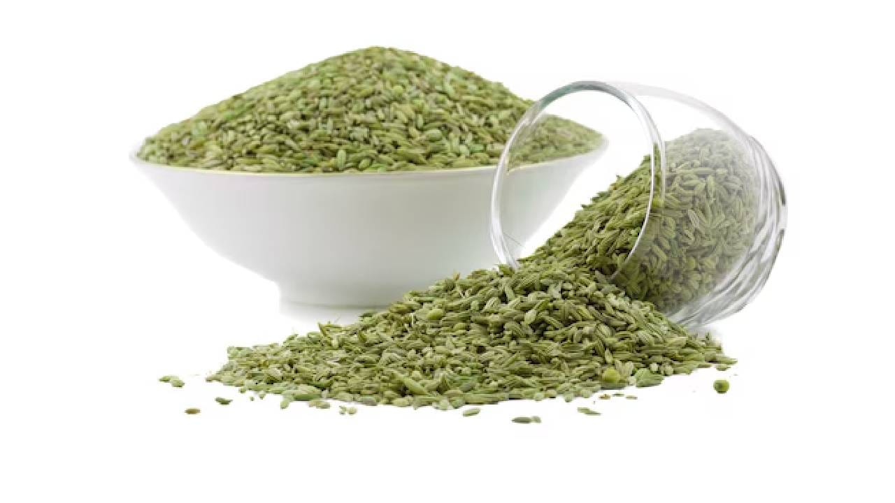 आरोग्य तज्ज्ञांच्या मते, जेवणानंतर बडीशेप चावल्याने पचन सुधारते, तोंडाची दुर्गंधी दूर होते आणि गॅस आणि पोटफुगीपासून आराम मिळतो. दुसरीकडे, बडीशेप रात्रभर पाण्यात भिजवून सकाळी उकळल्याने वजन कमी होण्यास मदत होते. पोटाच्या समस्या देखील दूर करते. (Photo- Freepik)