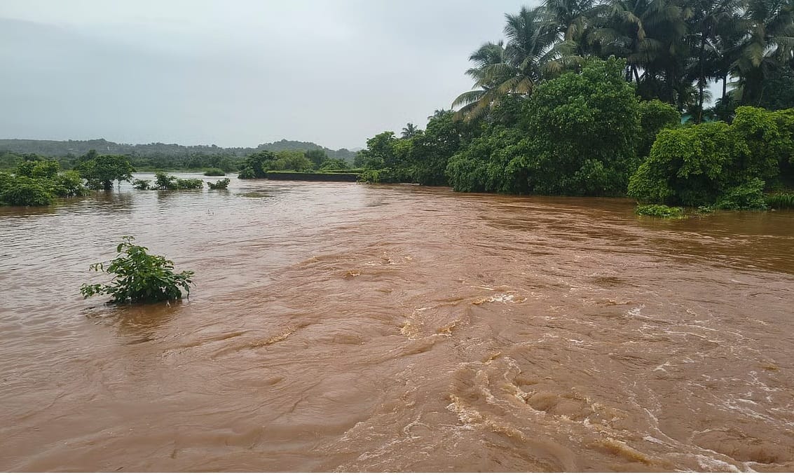 परळीत नदीपात्रात कारसह चौघे वाहून गेले, एकाचा मृत्यू तर नांदेड येथे दोन महिलांचे मृतदेह सापडले