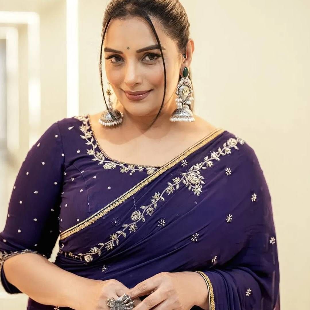 अभिनेत्रीने पैशांसाठी अश्लीलत पसरवण्याच काम केलय असा तिच्यावर आरोप आहे. अभिनेत्रीला या प्रकरणात दिलासा मिळाला आहे. केरळ उच्च न्यायालयाने अभिनेत्री विरुद्धच्या या प्रकरणाला स्थगिती दिली आहे. सध्या तिच्याविरुद्ध कुठलीही गुन्हेगारी कार्यवाही चालणार नाही. 