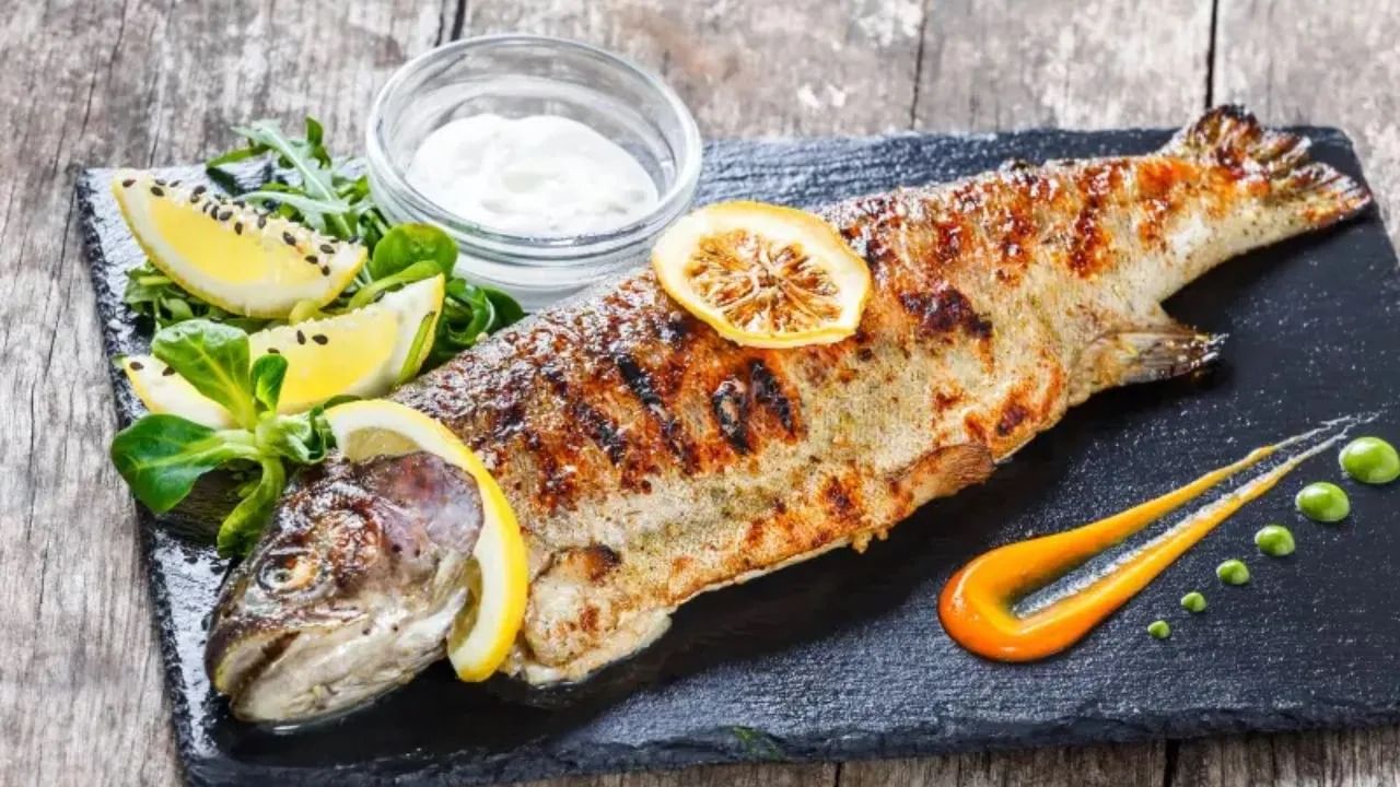  मासे आरोग्यासाठी खूप फायदेशीर मानले जातात, परंतु दूध आणि मासे कधीही एकत्र खाऊ नयेत. यामुळे अन्न विषबाधा, पोटदुखी इत्यादी पचन समस्या उद्भवू शकतात.  