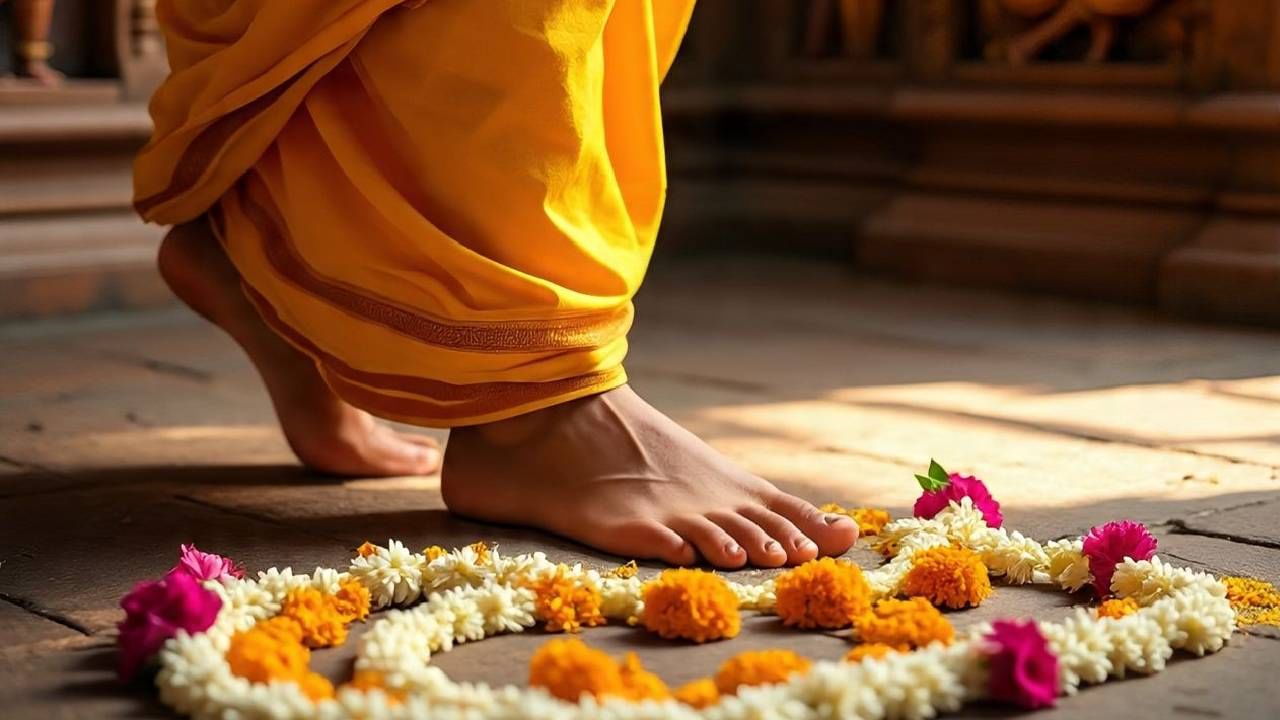 मंदिरातील फुलं, प्रसाद किंवा तुळशीची पानं ही अत्यंत पूजनीय असतात. परंतु कधीकधी अनवधानाने या गोष्टी आपल्या पायाखाली येतात किंवा आपला पाय त्यांच्यावर पडतो. मग अशा वेळी काय करावं, असा प्रश्न एका भक्ताने वृंदानमधल्या प्रेमानंद महाराज यांना विचारला.