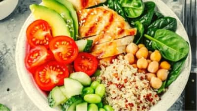 कंटाळा आलाय? हे आहेत बॅचलर्ससाठी खास हाय प्रोटीन राईस बाउल, बनवायला लागत नाही वेळ