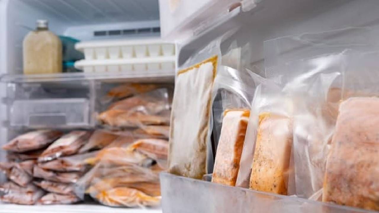 फ्रीजरमध्ये ठेवलेल्या 'हे' पदार्थ बनू शकतात तुमच्यासाठी विष, ताबडतोब बाहेर काढा!