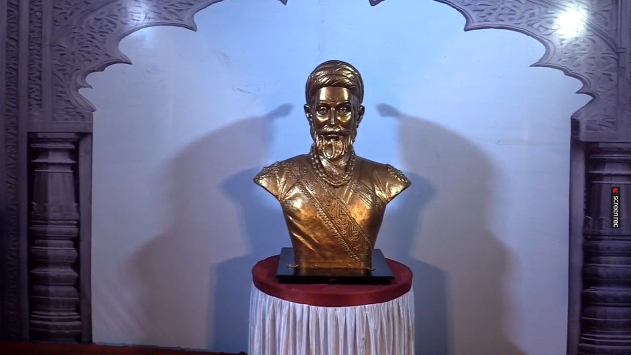 या मंडपात प्रवेश करताच प्रेक्षकांना जणू काही शिवकाळातच आल्याचा अनुभव येतो. या देखाव्यामध्ये किल्ल्यांची वास्तुरचना, तोफा, भक्कम तटबंदी आणि रणशिंग हुबेहुब साकारण्यात आला आहे.