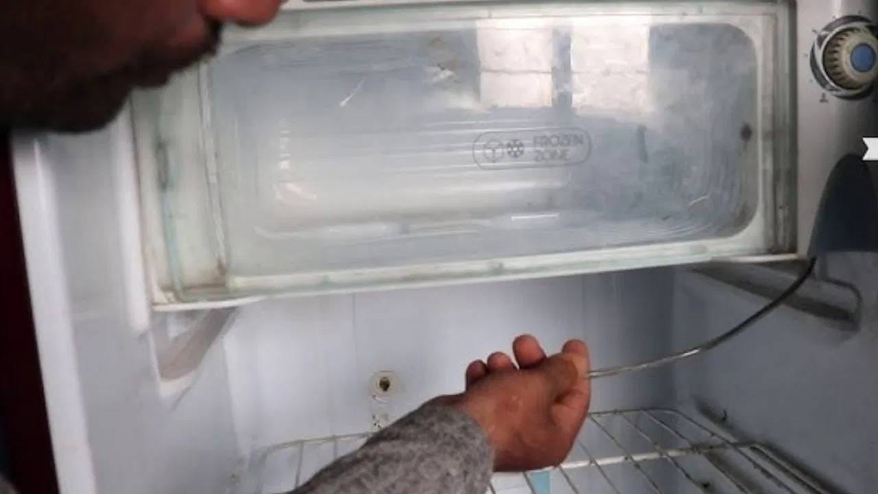 विजेचे दर सतत वाढत आहेत, ज्यामुळे लोक अनेकदा बचत करण्याचा विचार करतात जेणेकरून त्याचा त्यांच्या खिशावर परिणाम होऊ नये. आजकाल प्रत्येकाच्या घरात रेफ्रिजरेटर अर्थात फ्रीज असतोच. पण बरेच लोक कमी वीज वापरण्याच्या नादात सकाळी फ्रीज चालू करतात आणि रात्री बंद करतात. तसेच, घराबाहेर पडतानाही ते फ्रीज बंद करतात. मात्र अशा प्रकारे नेमही फ्रीज चालू आणि बंद करणे योग्य आहे का ते जाणून घेऊया.