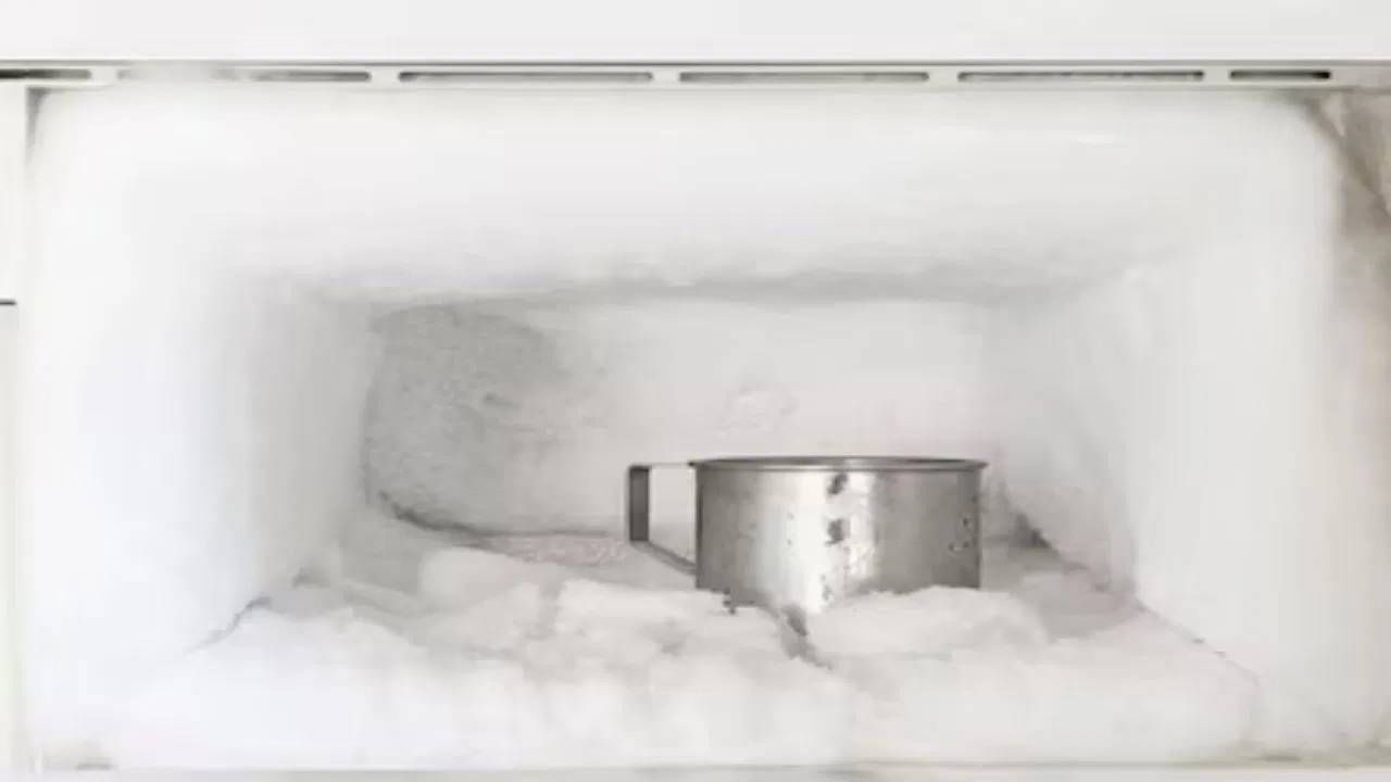 तज्ञांच्या सांगण्यानुसार, फ्रीजमध्ये काहीही असो वा नसो, तो वारंवार चालू आणि बंद करू नये. हिवाळ्याच्या काळात बरेचदा लोक फ्रीज बंद करतात. जर एखादी वस्तू बंद रेफ्रिजरेटरमध्ये ठेवली तर ती खराब होण्याची शक्यता जास्त असते.