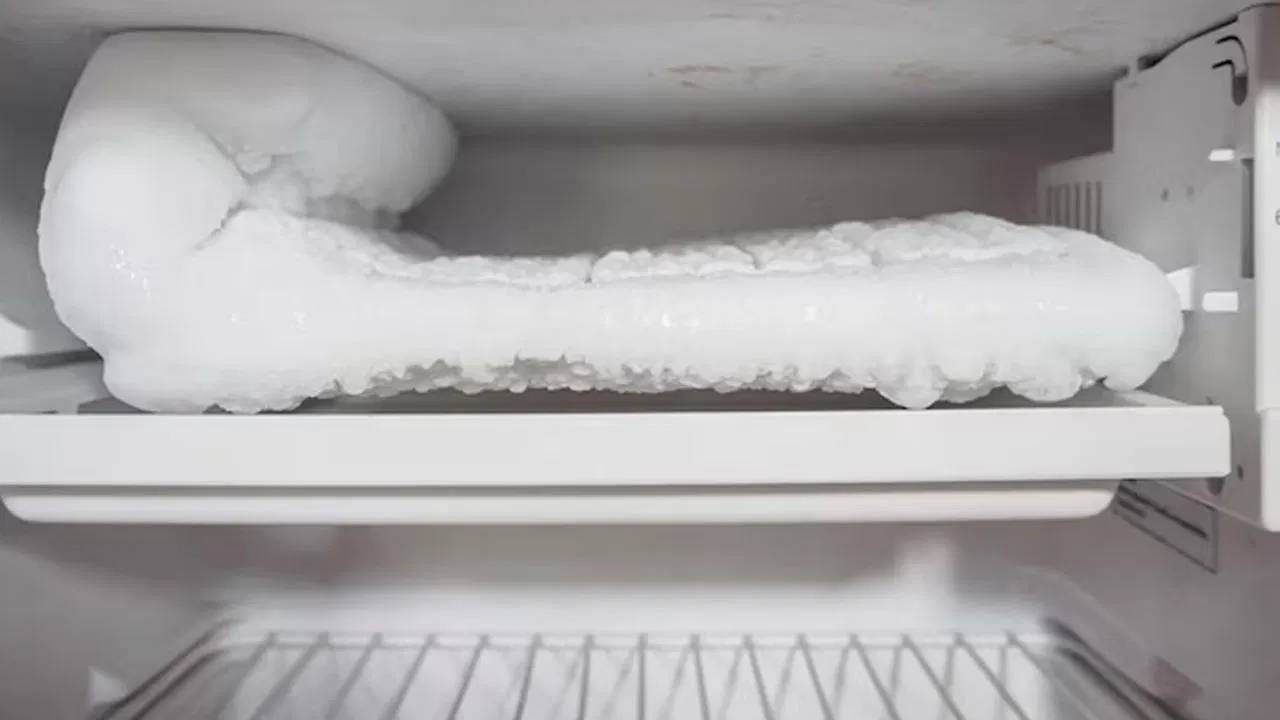 याशिवाय, फ्रीजचा दरवाजा वारंवार उघडू किंवा बंद करू नये. असे केल्याने त्यातील कूलिंग कमी होतं आणि कंप्रेसर बराच काळ चालतो. त्यामुळे वीज बिल वाढते. बऱ्याचदा, दरवाजा व्यवस्थित बंद न केल्यासही, फ्रीजचं कूलिंग देखील बिघडू शकते आणि तो खराब होऊ शकतो.