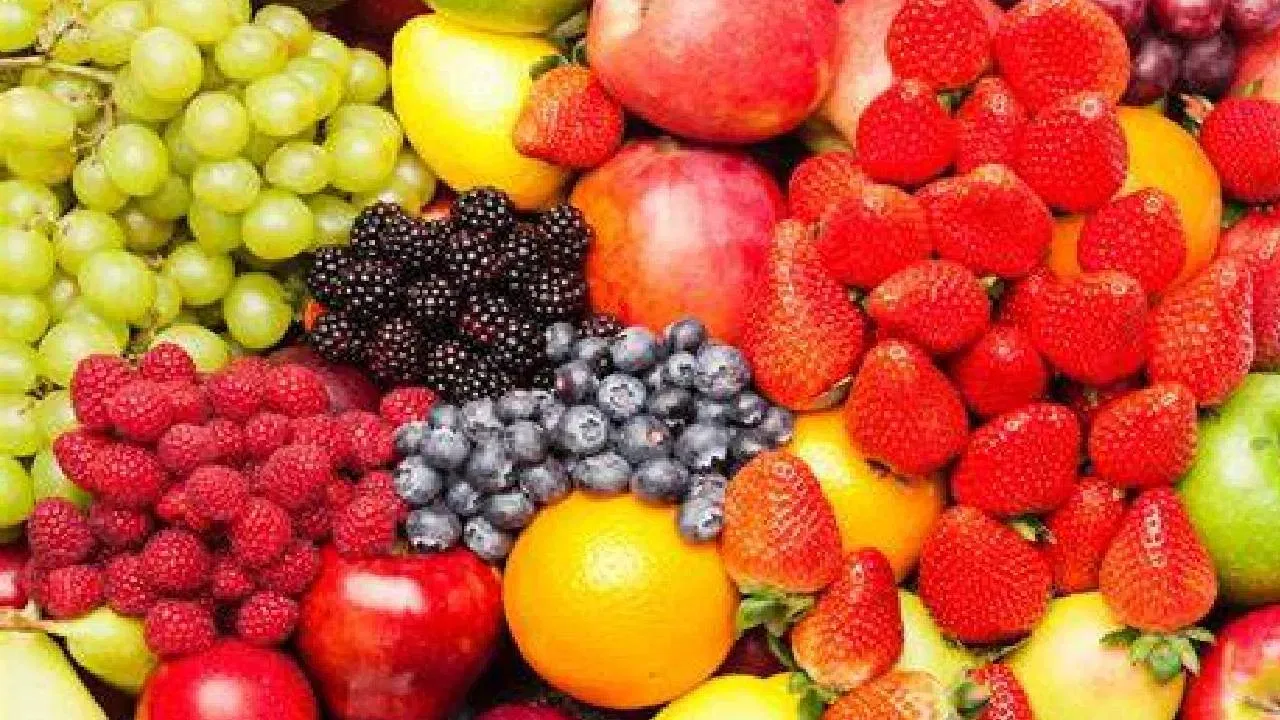 फळे: सफरचंद, द्राक्षे, स्ट्रॉबेरी आणि संत्री यासारख्या फळांमध्ये विद्राव्य फायबर जास्त प्रमाणात असते, जे खराब कोलेस्ट्रॉल कमी करण्यास मदत करू शकते.