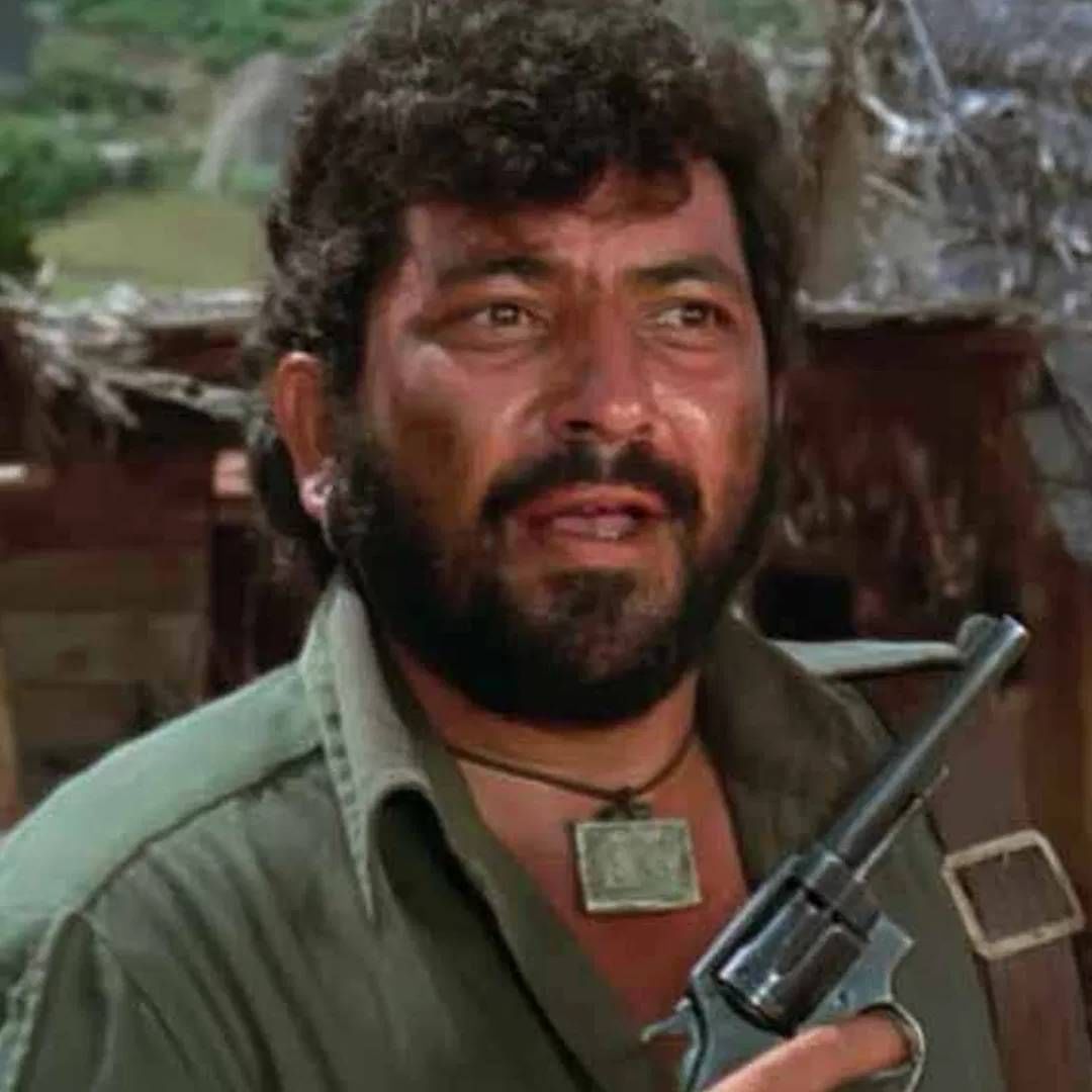 या चित्रपटात मुख्य खलनायकाचा गब्बरचा रोल अमजद खानने निभावलेला. यात इतरही अनेक खलनायक होते. गब्बरच्या टोळीत एकापेक्षा एक खतरनाक डाकू असतात. यात एक सांभा होता. गब्बरचा डायलॉग अरे ओ सांभा कितने आदमी थे हा लोकप्रिय झाला. सोबतच ती व्यक्तीरेखा सुद्धा अमर झाली. 