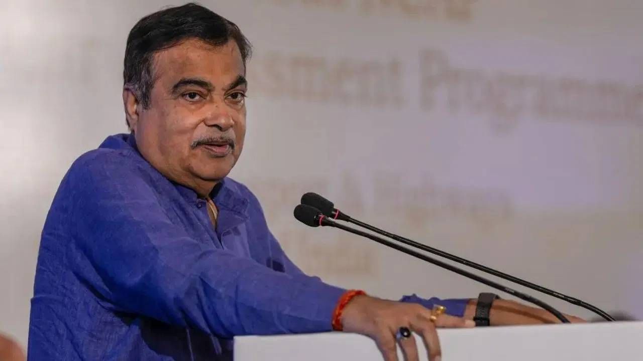 आधुनिक काळात, हे आडनाव सुशिक्षित, व्यावसायिक, प्रशासकीय आणि राजकीय क्षेत्रात सक्रिय असलेल्या कुटुंबांमध्ये देखील आढळते. (डिस्क्लेमर: वरील माहिती उपलब्ध स्रोतावरून देण्यात आलेली आहे.