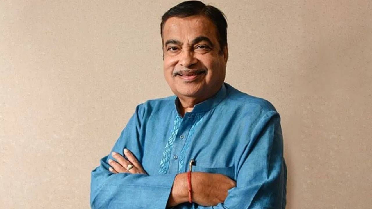 भारतात राहणाऱ्या अनेक समुदायांमध्ये गडकरी हे आडनाव आढळते. गडकरी हा शब्द मराठी आणि संस्कृत शब्दांपासून आला आहे. गड म्हणजे किल्ला. तर कारी म्हणजे संरक्षक.