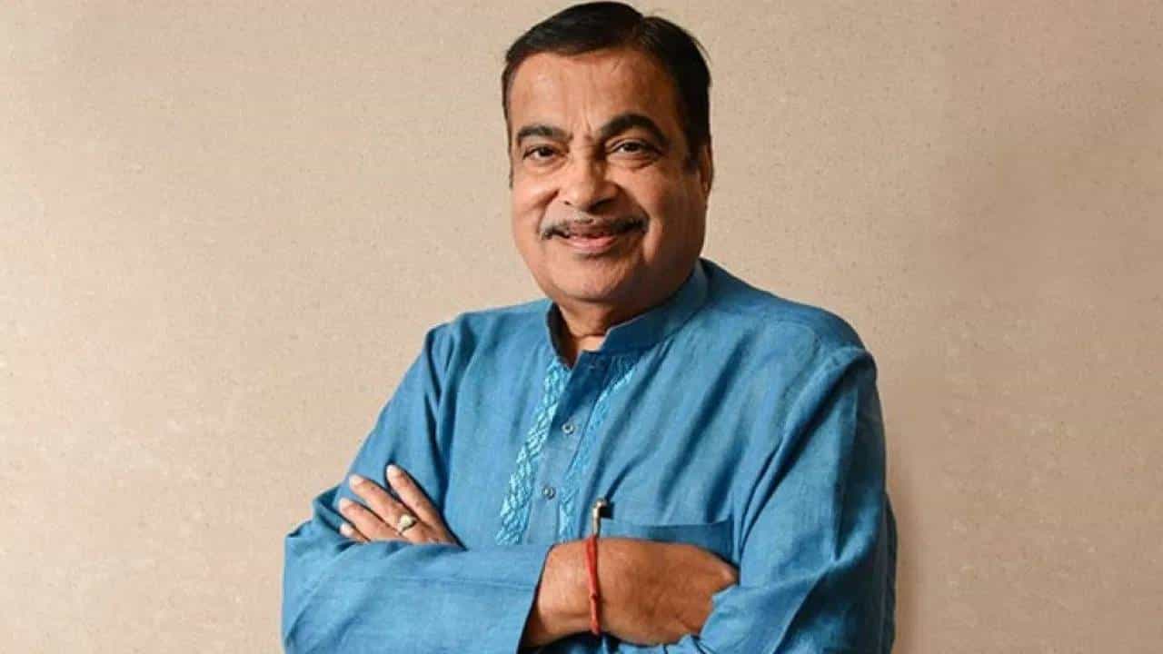 भारतात राहणाऱ्या अनेक समुदायांमध्ये गडकरी हे आडनाव आढळते. गडकरी हा शब्द मराठी आणि संस्कृत शब्दांपासून आला आहे. गड म्हणजे किल्ला. तर कारी म्हणजे संरक्षक.